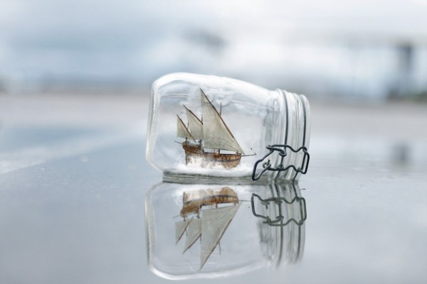 Barco dentro de un bote de cristal