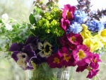Ramo de flores silvestres en un vaso