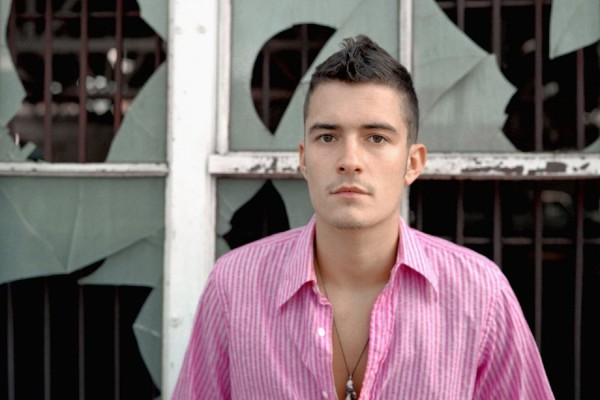 Orlando Bloom con una camisa rosa