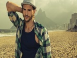 Ashton Kutcher paseando por una playa