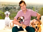 Orlando Bloom junto a tres perros