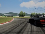 Automóvil BMW Drift Car 3 sobre una curva de un autódromo