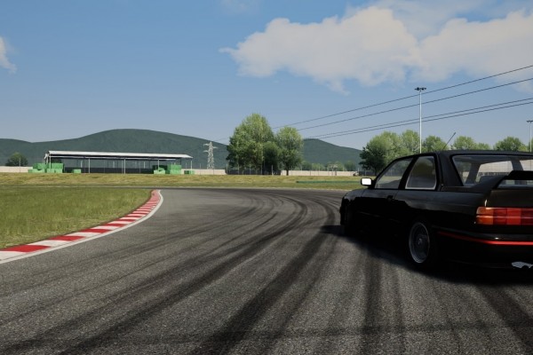 Automóvil BMW Drift Car 3 sobre una curva de un autódromo