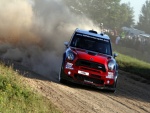 Mini WRC rojo en un camino de tierra