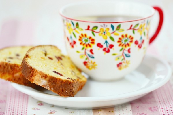 Una bonita taza de flores con té