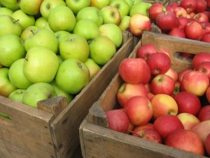Postal: Manzanas verdes y rojas en cajas de madera