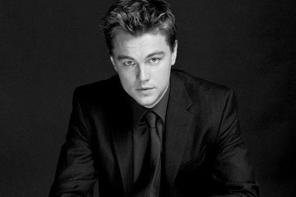 Imagen en blanco y negro de Leonardo DiCaprio