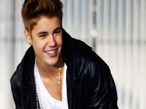 El cantante Justin Bieber sonriendo