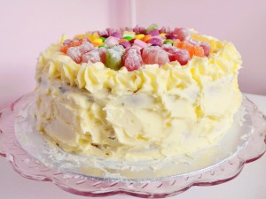Postal: Un pastel cubierto con buttercream y decorado con golosinas