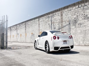 Postal: Nissan GT-R blanco junto a un muro