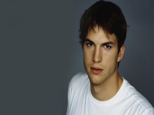 Postal: Ashton Kutcher con camiseta blanca