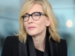 La guapa actriz Cate Blanchett con gafas