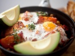Huevos al horno con tomates y aguacate