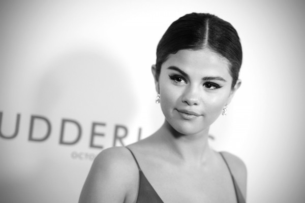 Selena Gomez en una imagen en blanco y negro