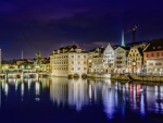Edificios de una ciudad Suiza reflejados en el río