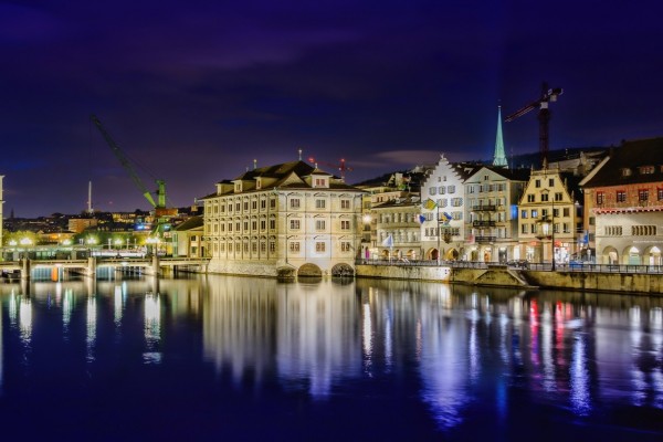 Edificios de una ciudad Suiza reflejados en el río