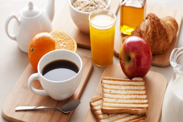 Tostadas y fruta para el desayuno