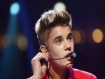 Justin Bieber cantando en un concierto