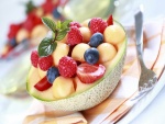 Frutas sobre medio melón