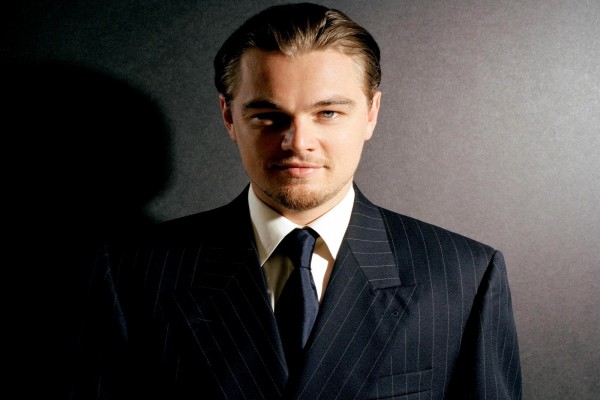 Leonardo DiCaprio con traje y corbata