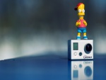 Muñeco de Bart Simpson sobre una cámara Hero
