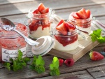 Pequeños recipientes con mermelada y fresas sobre yogur