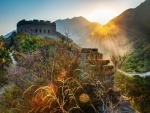Los rayos de sol iluminan la Gran Muralla China