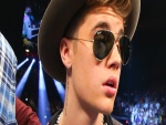Justin Bieber con gafas de sol en un concierto