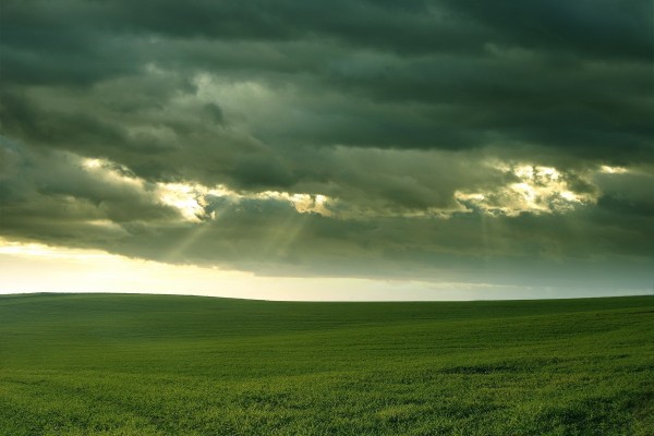 Cielo nuboso sobre un campo verde