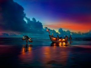 Pescadores al amanecer a orillas del mar