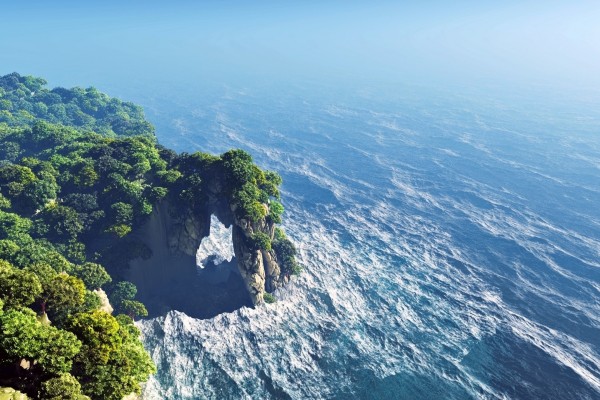 Hermosas vistas de un arco rocoso en el mar