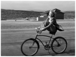 Cate Blnchett montando en bici