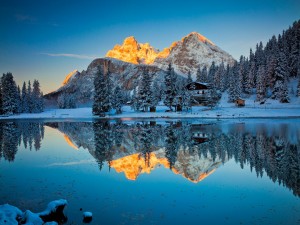 Espectacular paisaje nevado reflejado en un lago