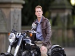El actor Chris Evans sobre una moto