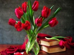 Tulipanes rojos junto a unos libros