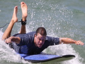 Matt Damon practicando surf