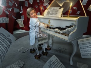 Una niña tocando el piano