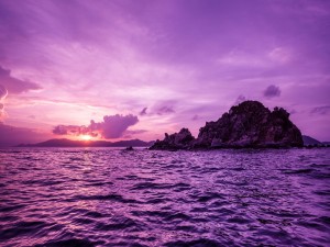 Amanecer púrpura sobre el mar