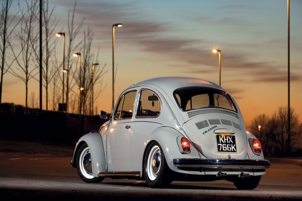 Volkswagen escarabajo balo la luz de las farolas