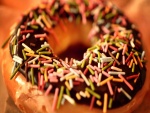 Un donut de chocolate con sprinkles de colores
