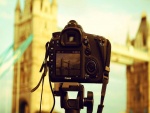 Cámara de fotos en un trípode fotografiando el Puente de la Torre (Londres)