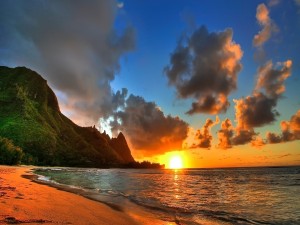 Postal: El sol iluminando una hermosa playa natural