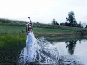 Postal: Mujer con un vestido de agua