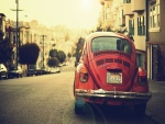 Volkswagen escarabajo rojo en una calle