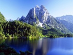 Montañas junto a un lago azul