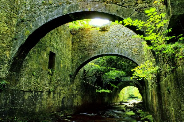 Bajo un puente de piedra