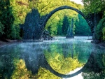 Magnífico arco de piedra sobre un río