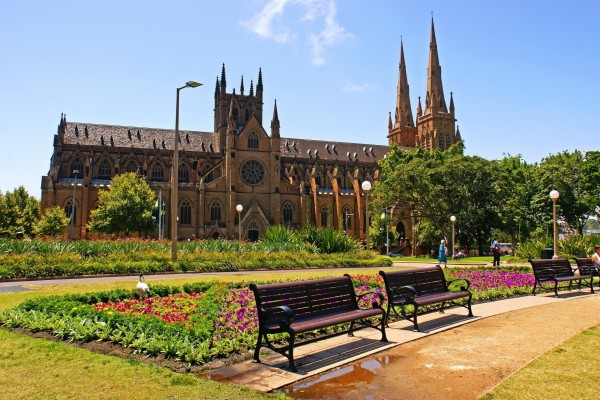 Jardines frente a la Catedral Metropolitana de Santa María (	Sídney, Australia)