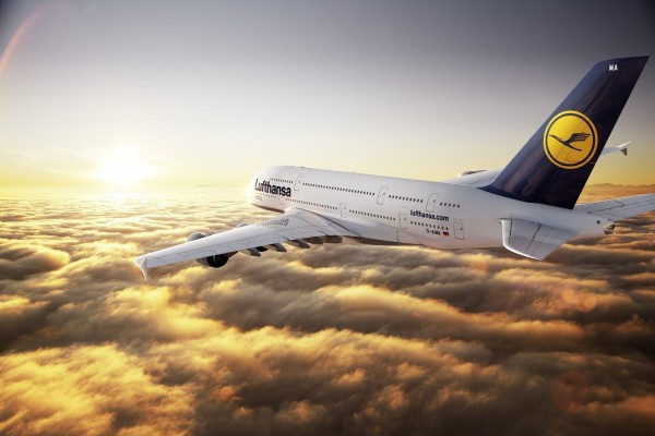 Airbus A380 de Lufthansa volando sobre las nubes