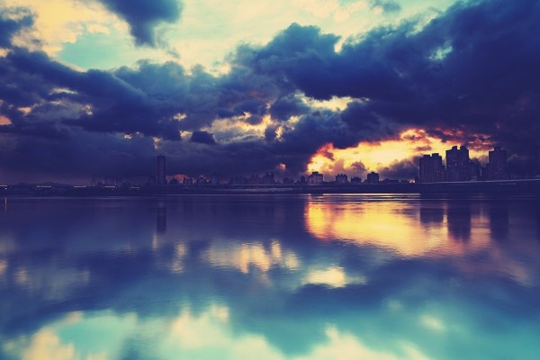 Amanecer nuboso reflejado en un lago